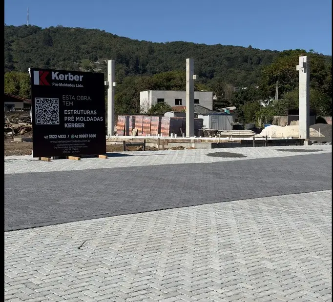 Pátio pavimentado com pavers cinza e grafite em uma obra da Kerber.